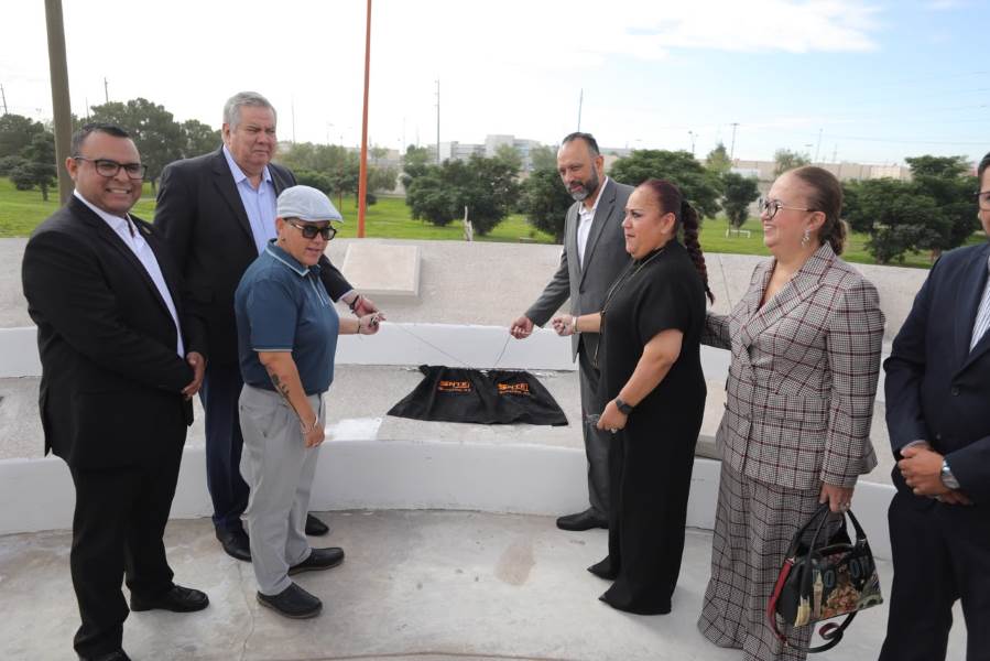 Develan placa de Maestro Ilustre en honor a Silvia Socorro Terrazas