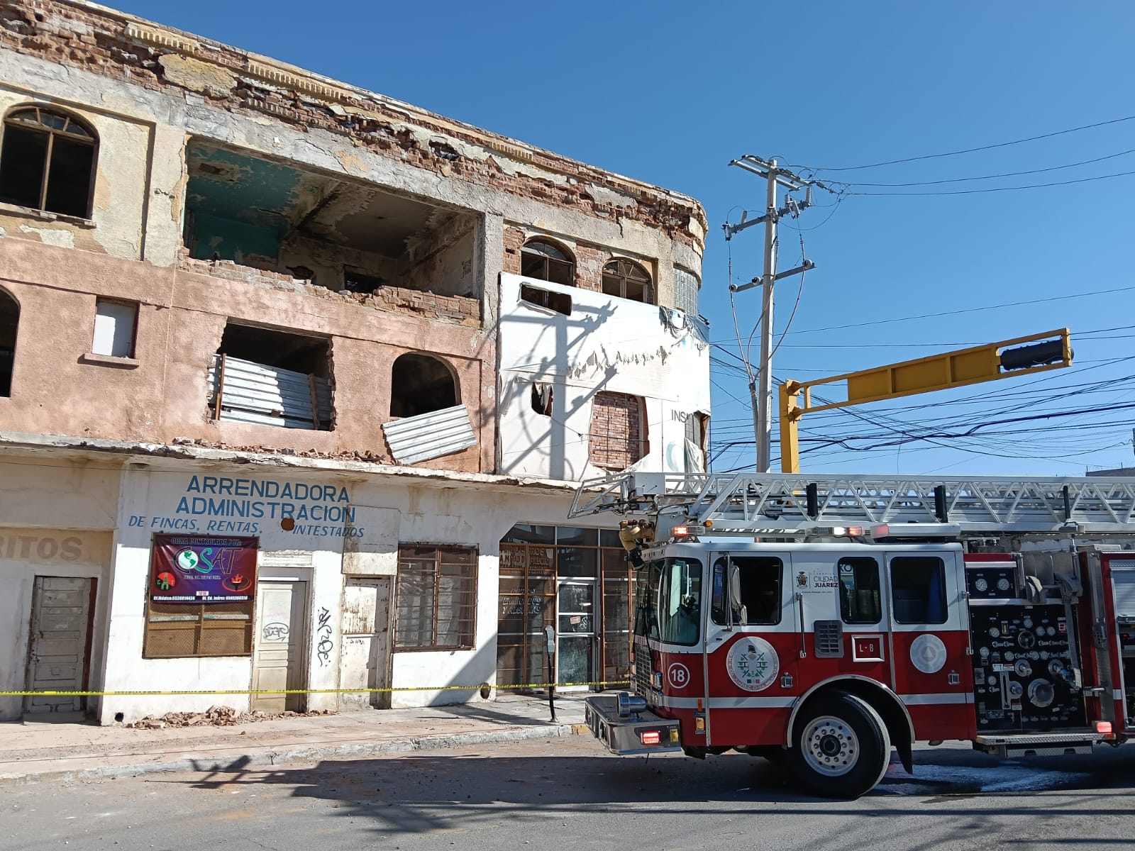Edificio antiguo en la Zona Centro en riesgo de derrumbarse