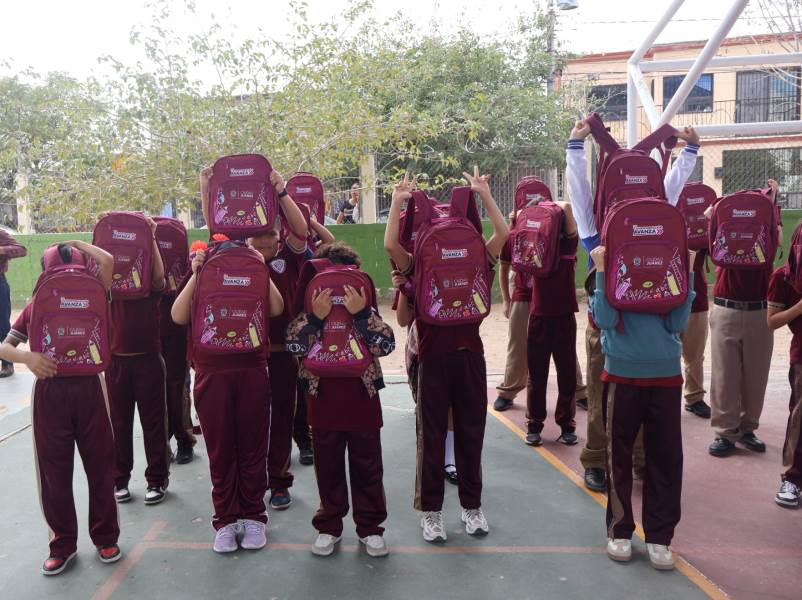 Entregan mil 509 mochilas y loncheras a estudiantes; apoyos llegarán a 120 escuelas