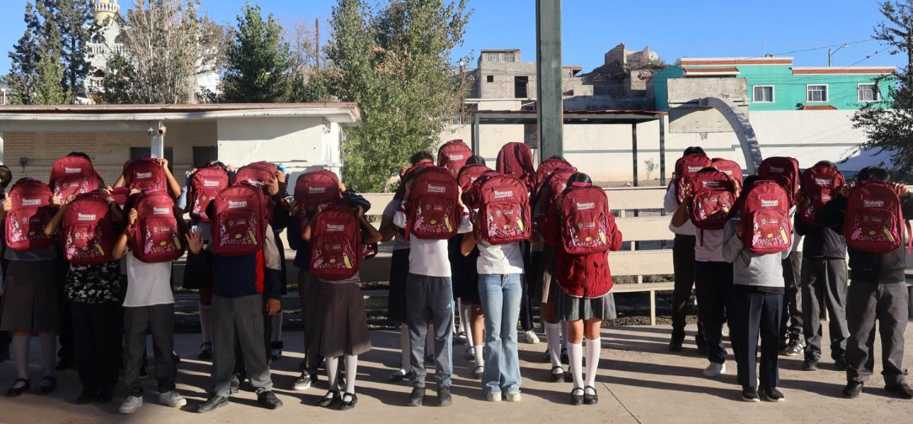 Entregan más de 3 mil mochilas y loncheras a estudiantes de Juárez