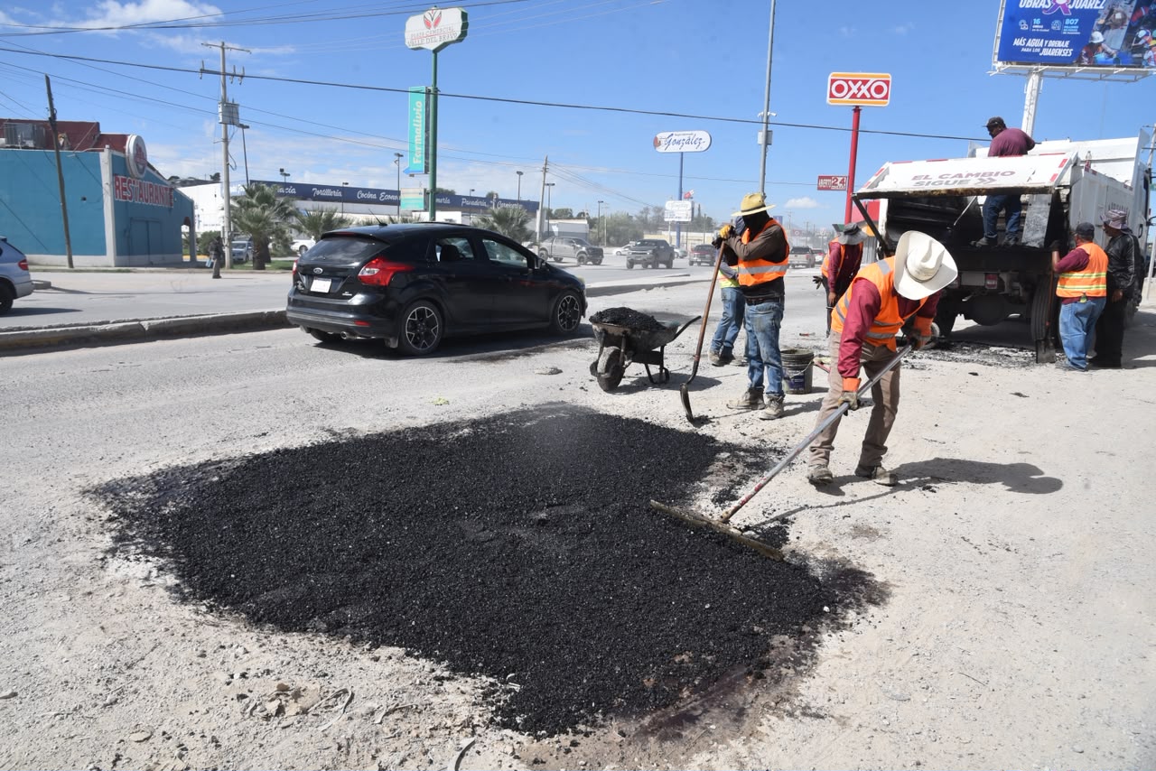 Lluvias dejan baches y arrastre de tierra; intensifican trabajos en calles de Juárez