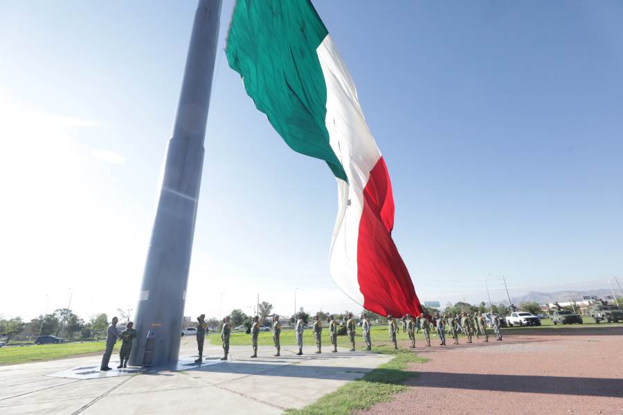 Recuerdan el 2 de octubre durante honores a la bandera en Ciudad Juárez