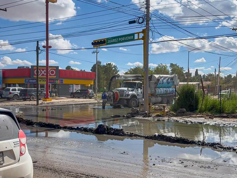 JMAS desazolvó colector en la Juárez Porvenir tras taponamiento por lluvias