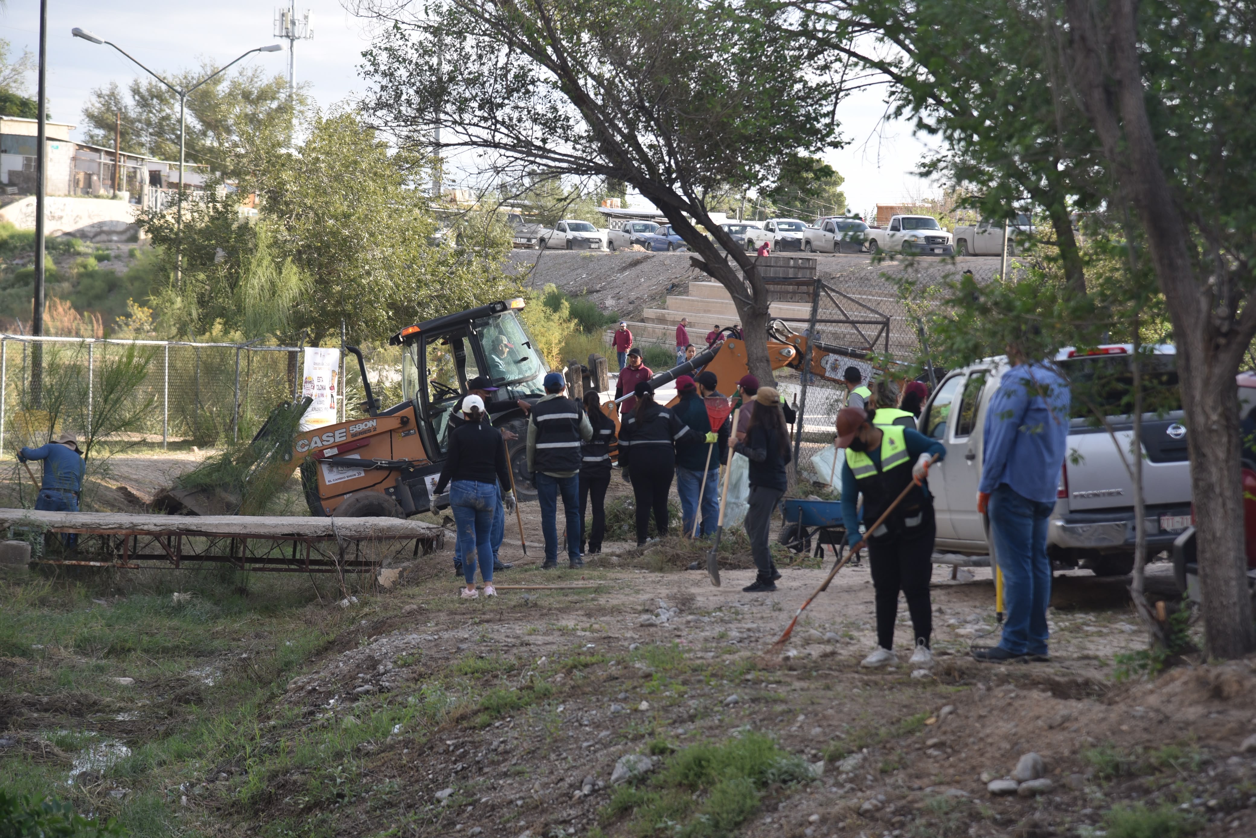 Llevan jornada de limpieza a dique de la colonia Palo Chino