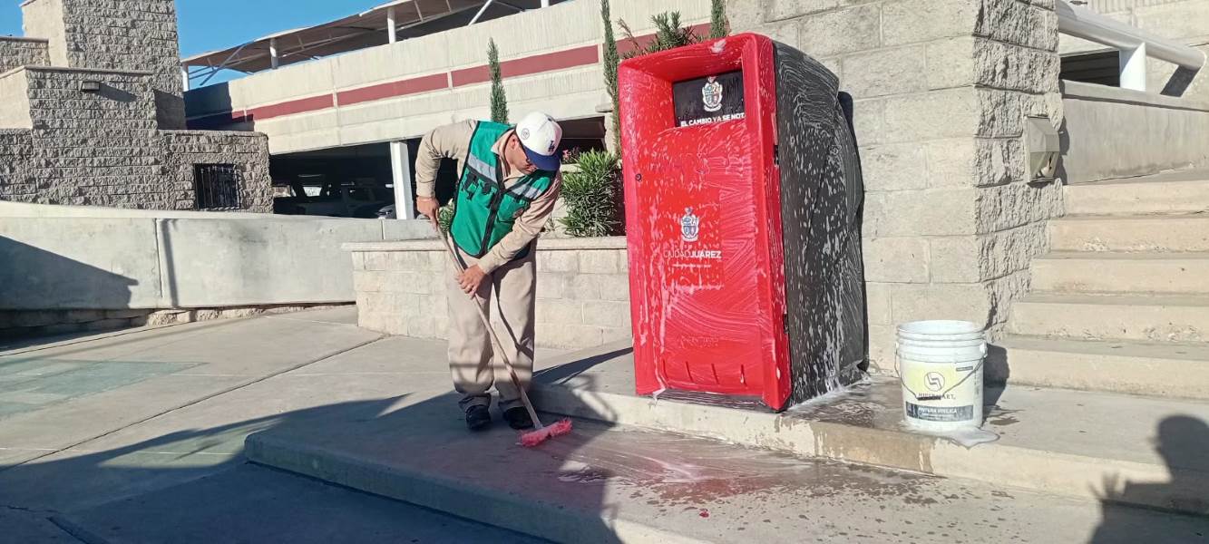 Refuerza Limpia retiro de grafiti y lavado de contenedores en Juárez