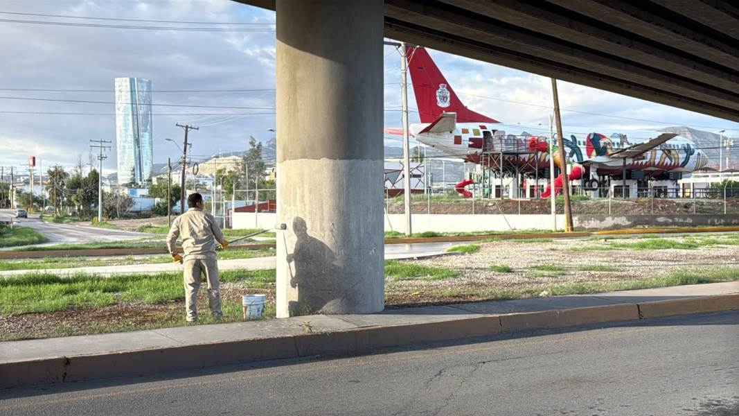 Limpia retoma trabajos contra grafiti en infraestructura urbana de Juárez