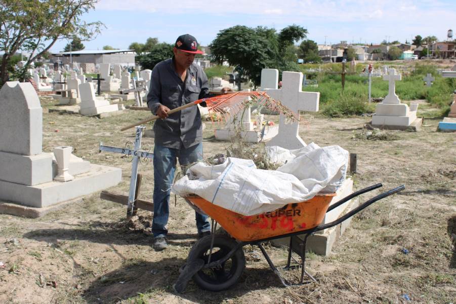 Limpian panteones municipales por próxima celebración del Día de Muertos