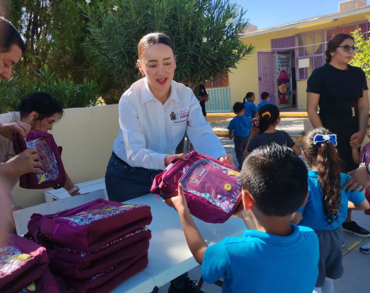 Entrega Municipio más de 2 mil 700 mochilas y 427 loncheras con útiles escolares en Juárez