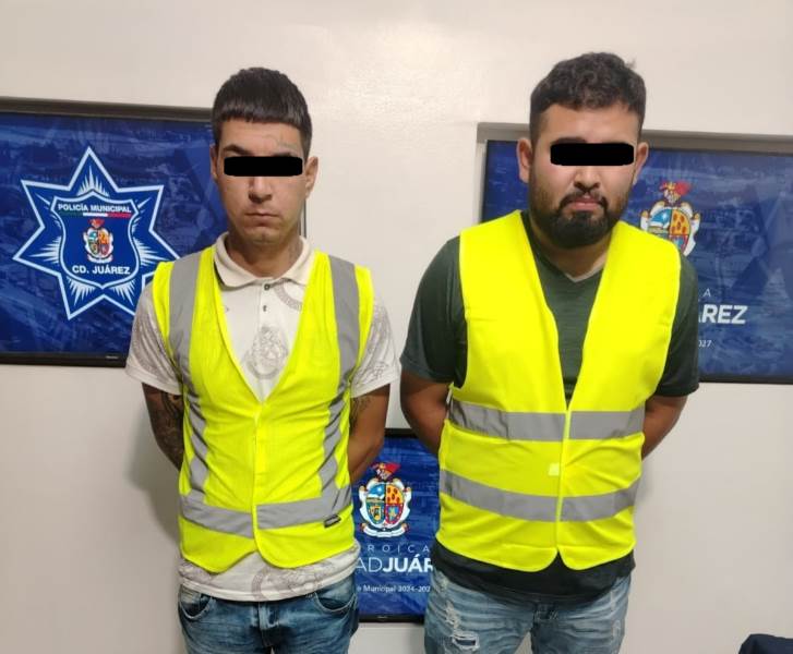 Detienen a dos hombres acusados de asaltar a transeúnte afuera de banco