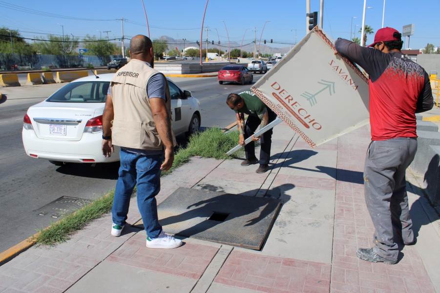 Retira Municipio pendones publicitarios en la avenida Teófilo Borunda