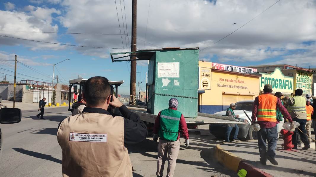 Retiran puestos abandonados que obstruían la vía pública en Ciudad Juárez