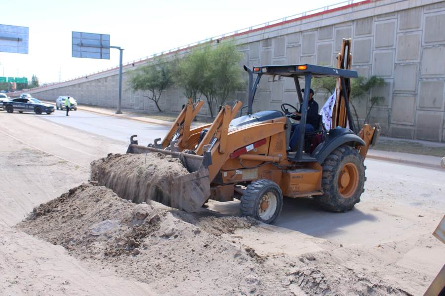 Retiran tierra de arrastre de la avenida Pérez Serna tras desbordamiento del río Bravo