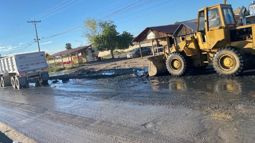 Retoman con maquinaria retiro de tierra en la carretera Juárez–Porvenir