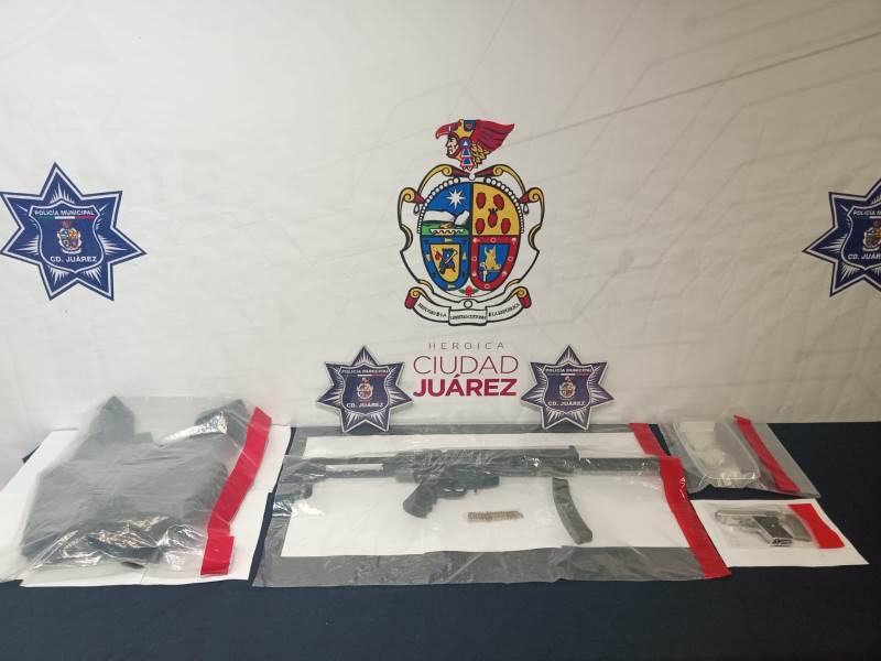Detienen a mujer en posesión de un fusil de asalto, un arma de fuego, un chaleco balístico y cristal