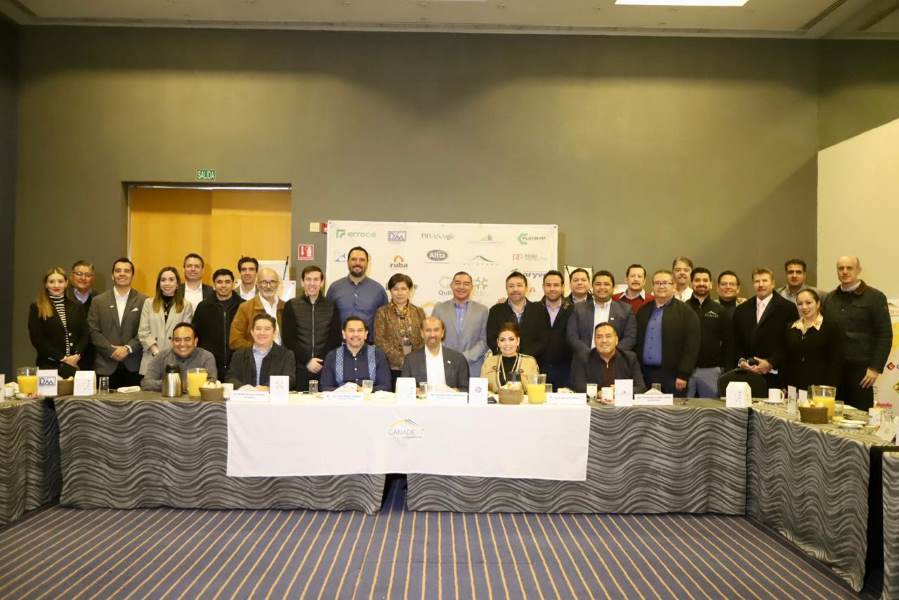 Se reúne el Presidente Cruz Pérez Cuéllar con miembros de la CANADEVI