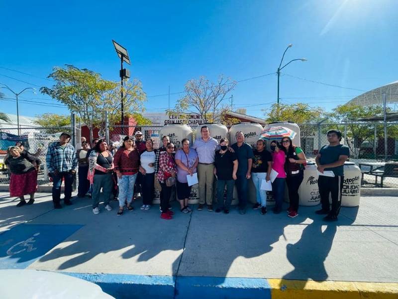 Entregan gratuitamente 54 tinacos para almacenamiento de agua