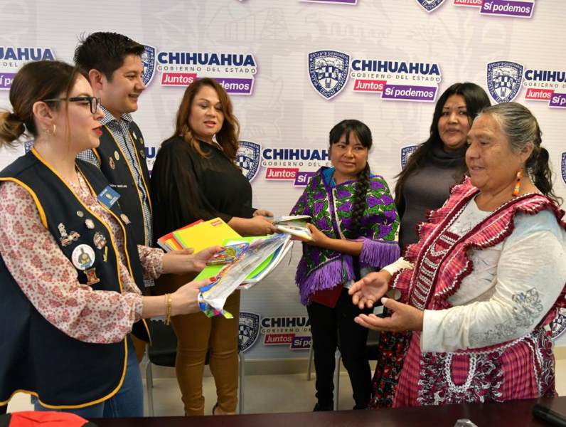 Entregan útiles escolares a estudiantes de comunidades indígenas