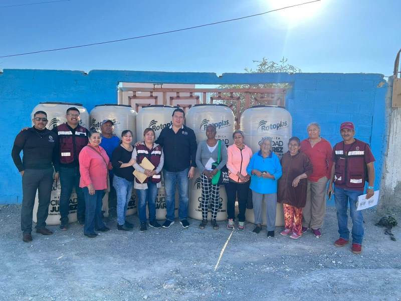 Continúan con la distribución de tinacos en colonias periféricas