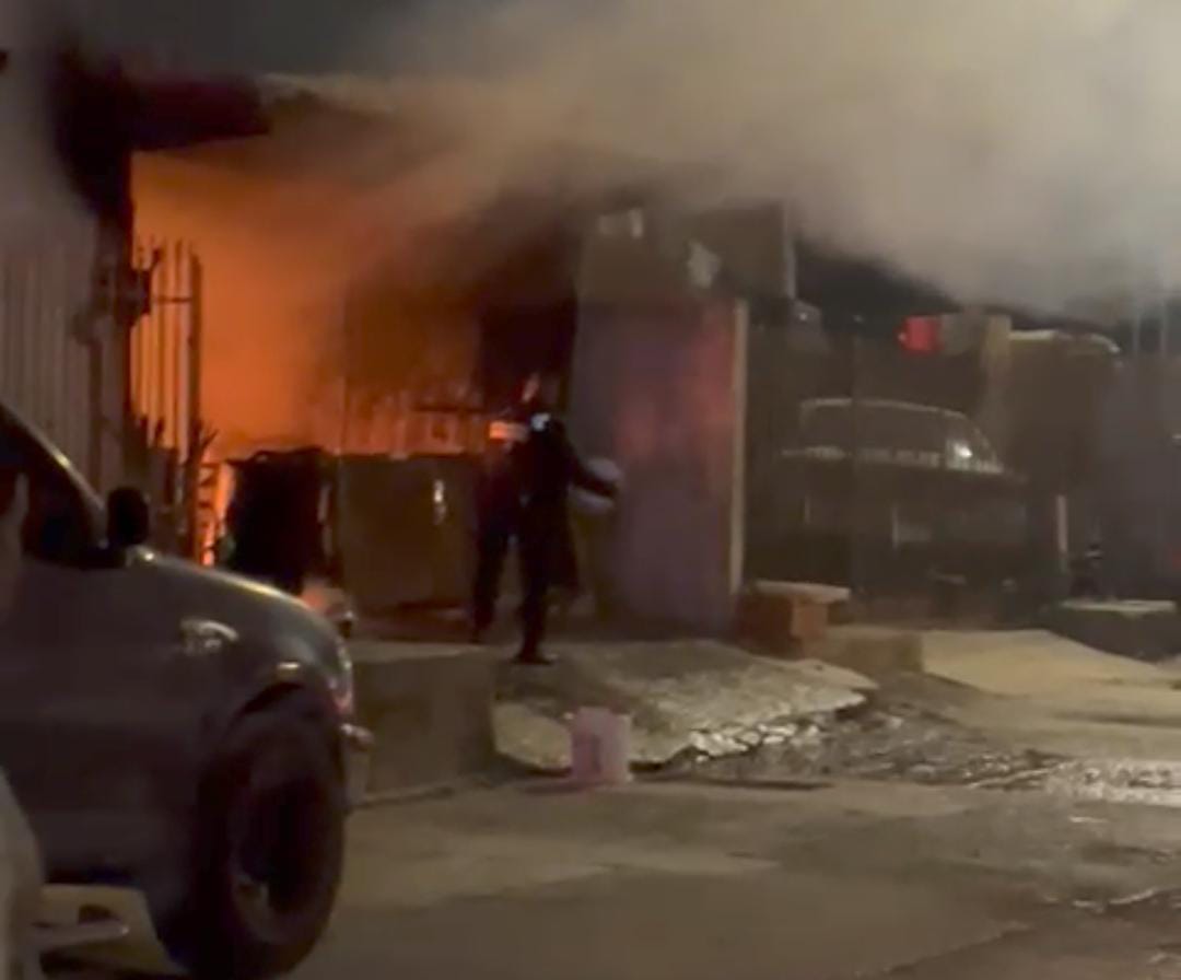 Apoya SSPM a Bomberos en la atención de un incendio en la Colonia Industrial.