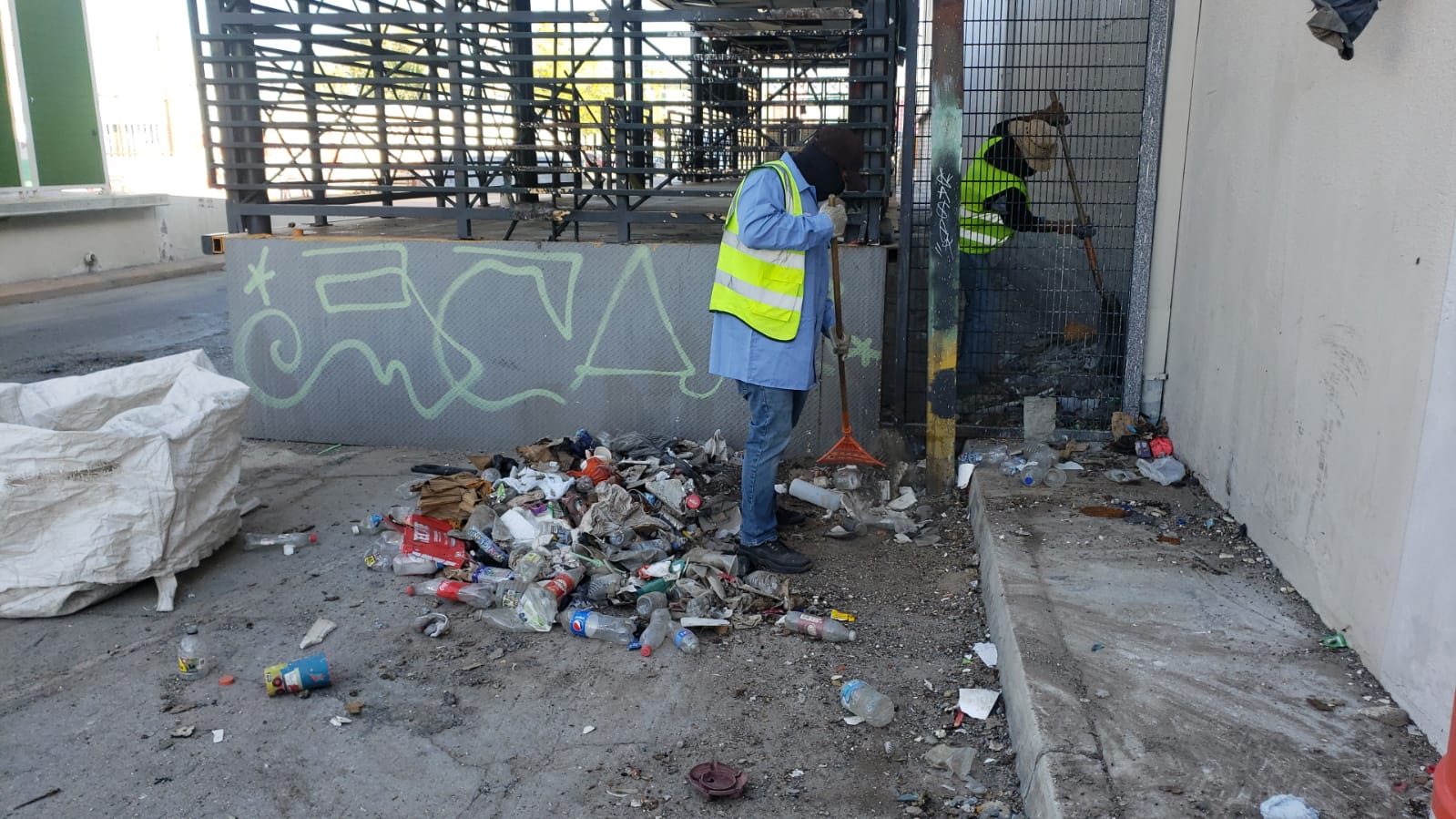 Llaman a evitar tiradero de basura en estaciones del BRT del Centro Histórico.