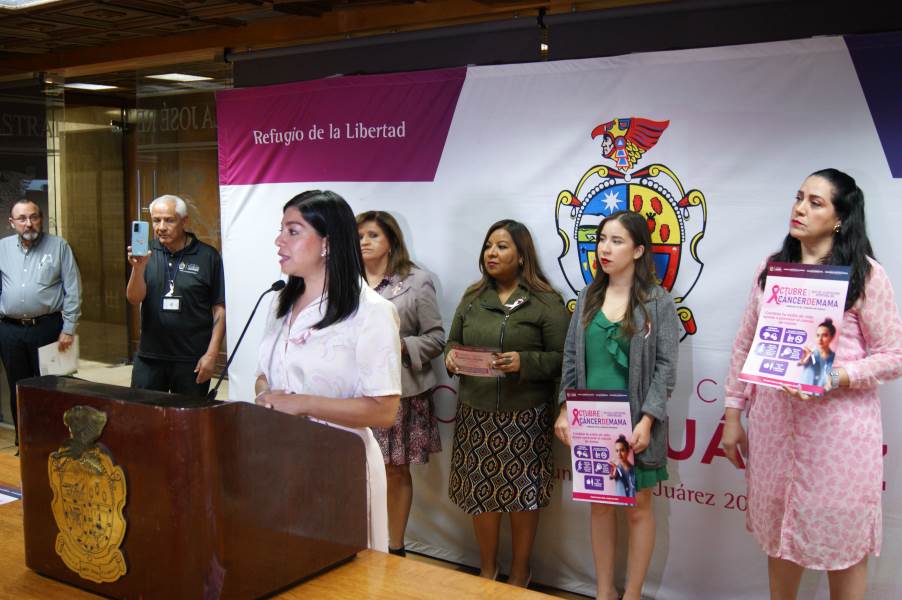 Preparan entrega de volantes para informar a las mujeres sobre la prevención del cáncer de mama.