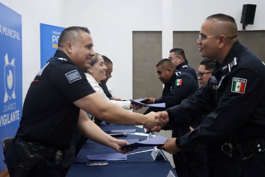 Reciben bono, despensa y comida agentes destacados “Policía del mes de septiembre”
