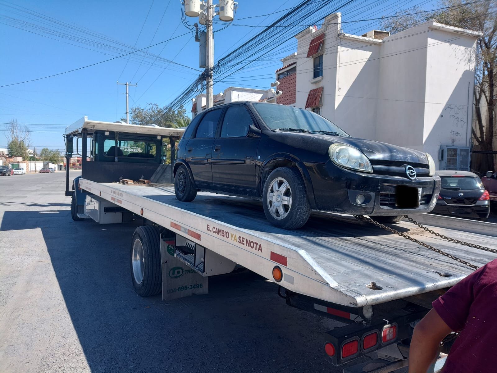 Comienza municipio a remolcar vehículos abandonados en la vía pública.