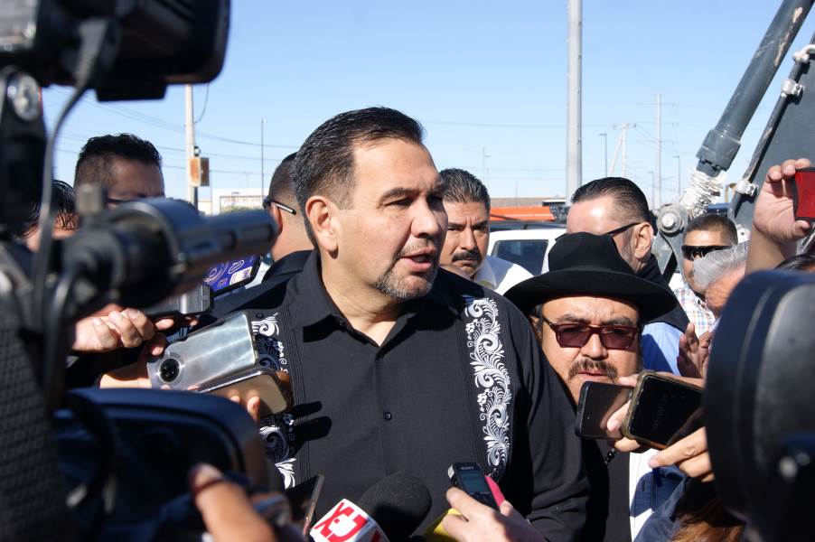 Pide alcalde que los niños dejen de ser rehenes políticos por la distribución de los libros de texto.