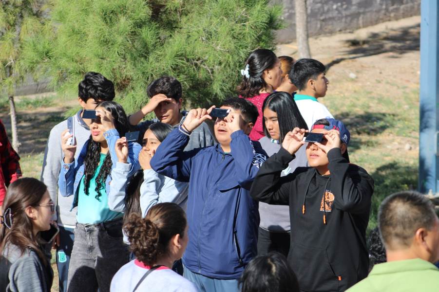 Se reunieron estudiantes del colegio de bachilleres por eclipse solar