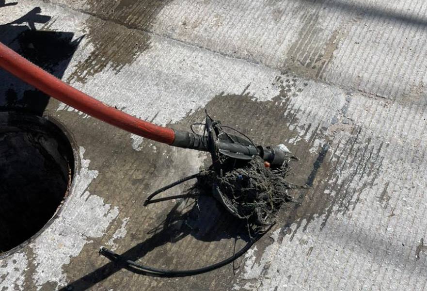 Hasta material de construcción extrae la JMAS de tubería