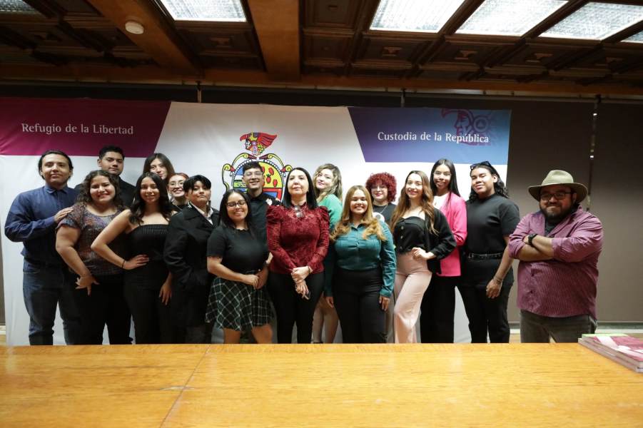 Conocen estudiantes de la UACH trabajo de la Coordinación General de Comunicación Social