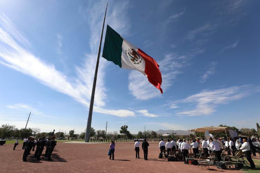 Encabeza el Presidente Cruz Pérez Cuéllar honores a la bandera al iniciar el mes de octubre