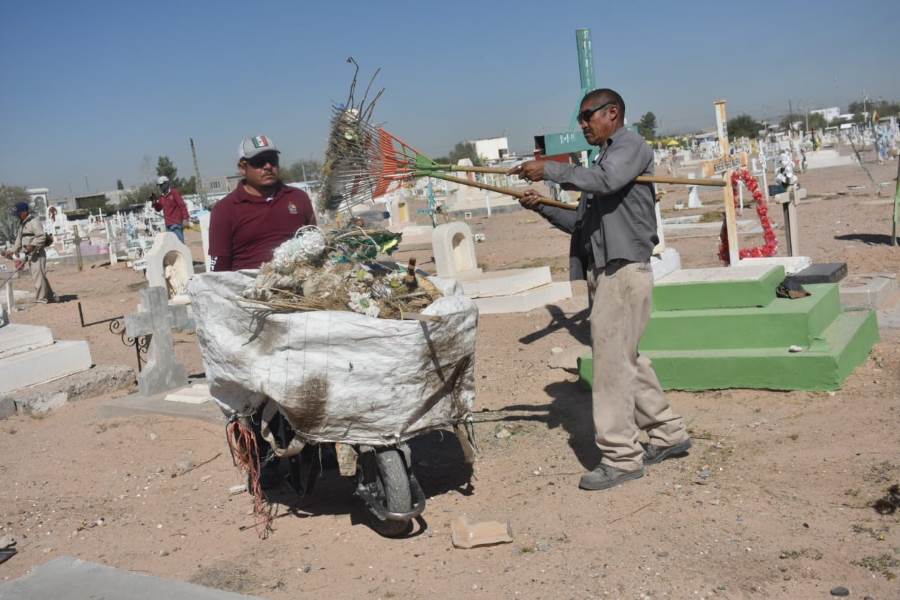 Continúa operativo de limpieza en el panteón Colinas