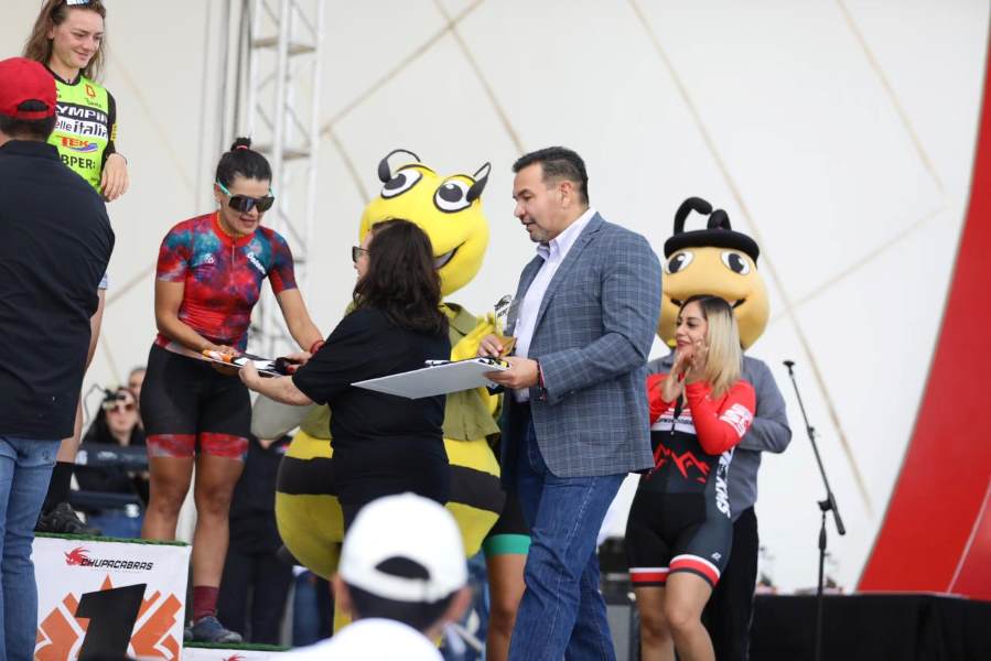 Alcalde Cruz Pérez Cuéllar premia a los ganadores de la Carrera Chupacabras 2023