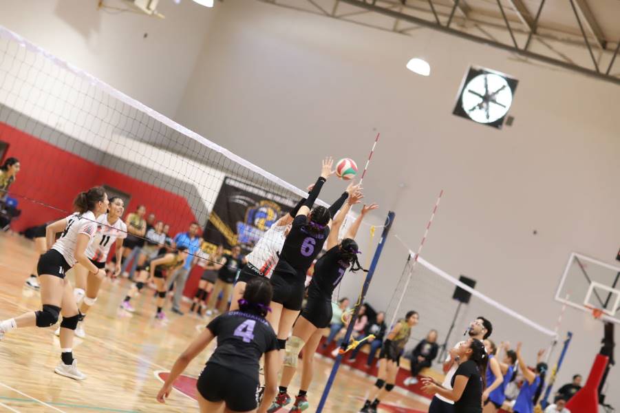 Da Cruz Pérez Cuéllar saque inaugural de torneo de voleibol