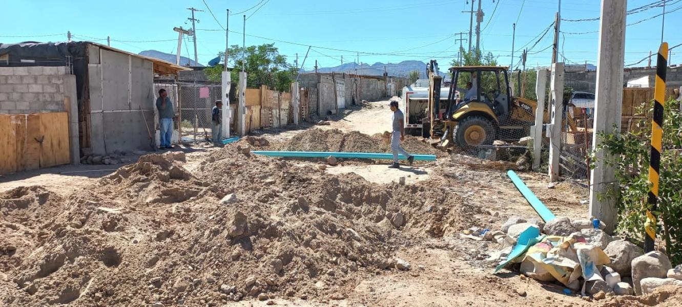 Instala JMAS tomas domiciliarias de agua y drenaje en sol poniente