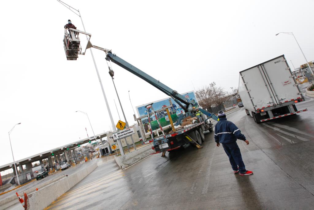 Rehabilitan luminarias del Puente Internacional Córdova Américas.