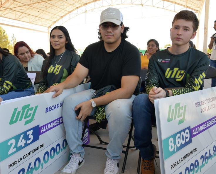 Entregan gobiernos y empresarios becas para alumnos de la UTCJ.