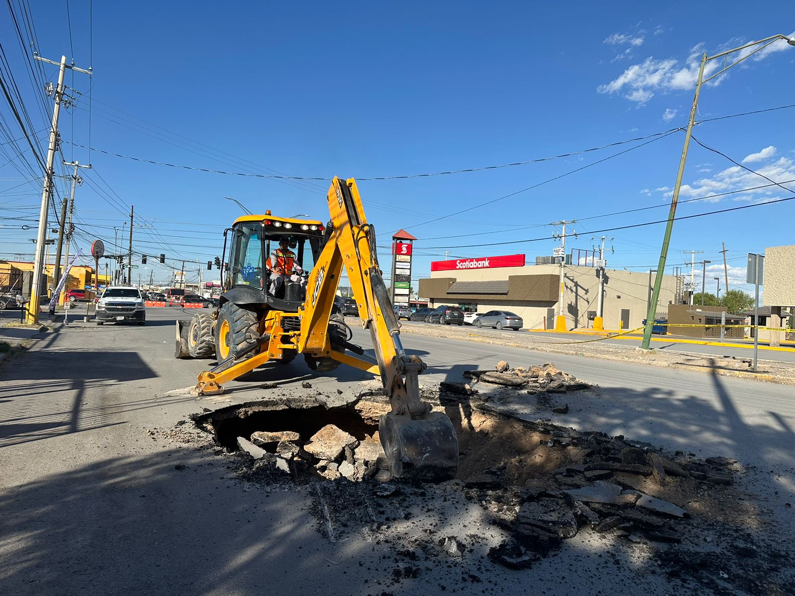 Repara JMAS hundimiento en el cruce de Ejército Nacional y Valentín Fuentes.