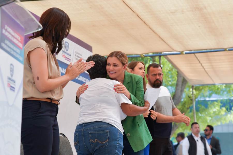 Entrega Maru Campos apoyos alimentarios en Juárez