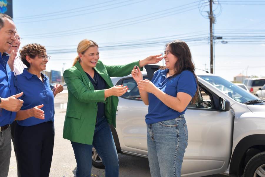 Entrega personalmente Maru Campos vehículo a estudiante de Excelencia