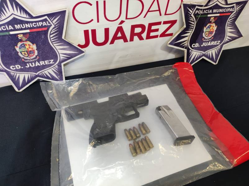 Arrestan a dos sujetos armados en el exterior de un plantel educativo