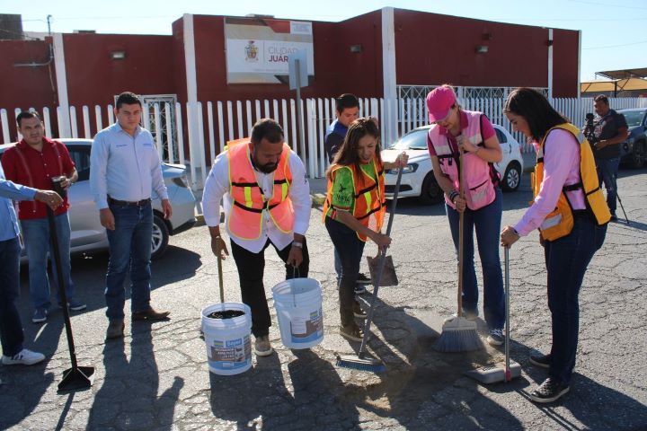 Mantienen panistas labor de bacheo; exigen al municipio atienda a los juarenses.