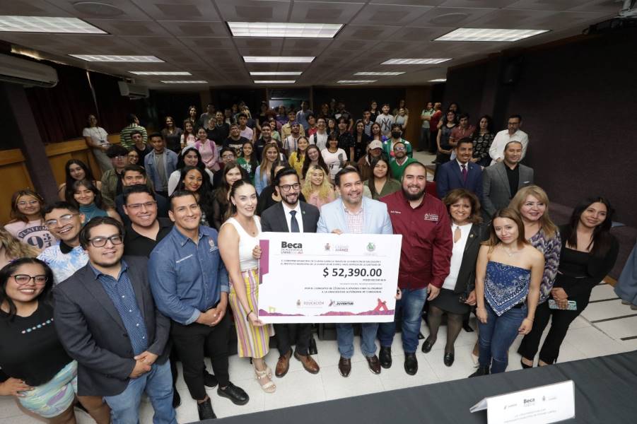 Entrega alcalde becas de acceso a la universidad a estudiantes de la UACH