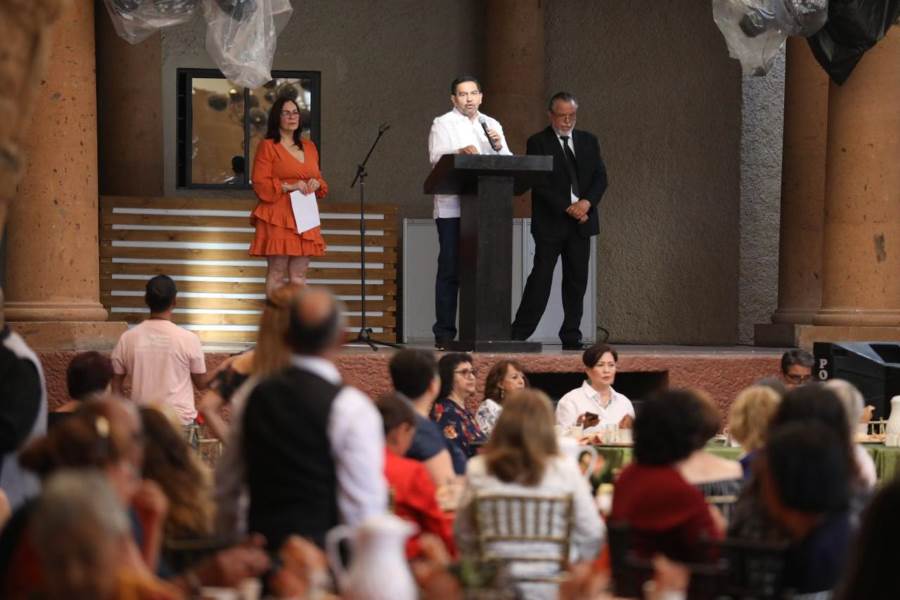 Reconoce alcalde a maestros jubilados