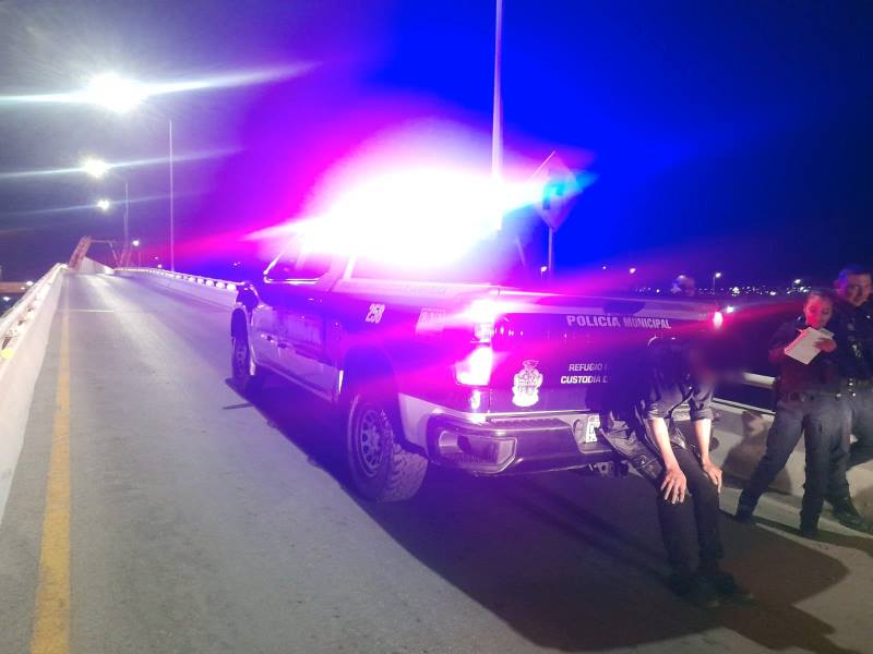 Salva Policía Municipal a joven que intentó arrojarse de un puente