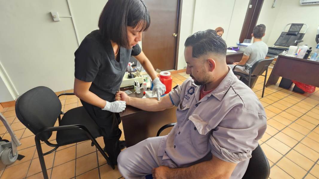 Participan empleados de la JMAS en campaña de donación de sangre