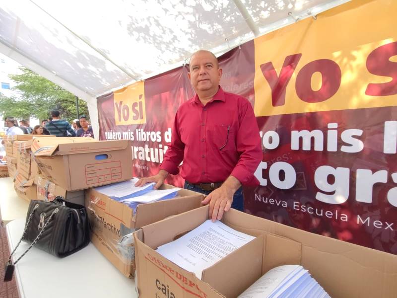 Entrega Morena 100 mil firmas de padres de familia que exigen la entrega de los Libros de Texto Gratuitos