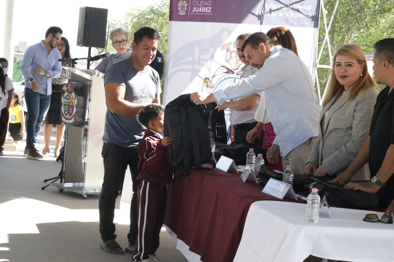 Continúa reparto de mochilas a estudiantes de nivel básico.