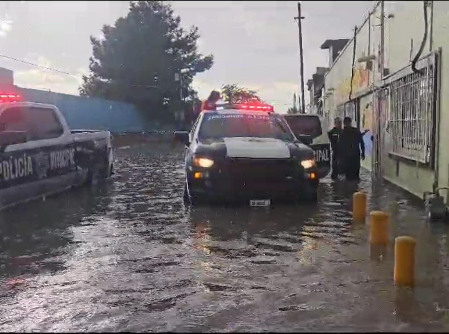 Rescatan a niños de estancia infantil inundada por lluvias.